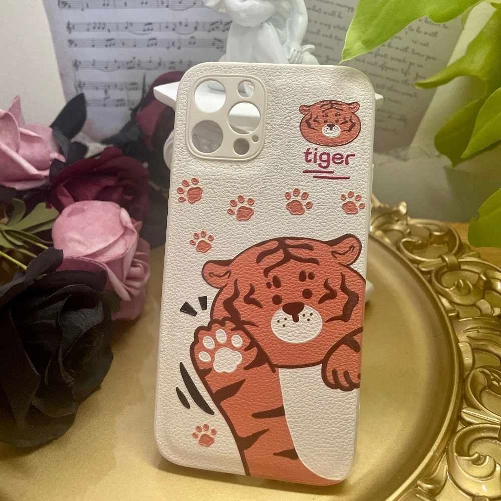 Clearance.2 items.iPhone 12/13/PRO/PROMAX/MINI tiger and bear case